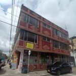 Es una casa de 3 pisos en la localidad de engativa, bogota