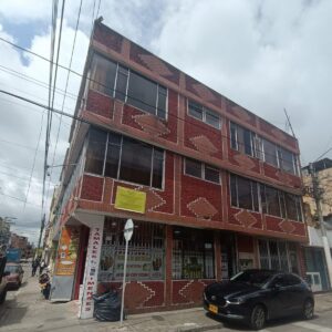 Es una casa de 3 pisos en la localidad de engativa, bogota