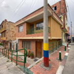 Una casa de 2 pisos construida con licencia de construcción para obra nueva