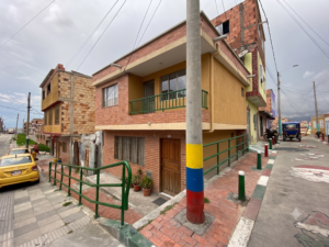 Una casa de 2 pisos construida con licencia de construcción para obra nueva